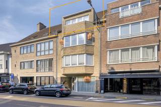 Op de bovenste verdieping van deze kleinschalige residentie, vind je dit op te frissen 2-slaapkamerappartement met balkon terug. Via de traphal...