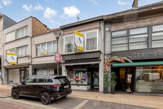 Pal in het centrum van Liedekerke, in een belangrijke winkelstraat, situeert zich deze woning met handelsruimte. De aanwezigheid van handelszaken, horeca, sportcentra, scholen, treinstation en op - en afrittencomplex E40 Brussel-Gent in de onmiddellijke omgeving maakt van de ligging een toplocatie.
Het handelsgedeelte (+/- 50 m² en momenteel een nachtwinkel) bevindt zich aan de voorzijde van het pand. De woning is ingedeeld in een leefruimte met open keuken en aansluitend een berging en toilet.
De eerste verdieping beschikt over een badkamer met toilet, lavabo en ligbad, een nachthal en een slaapkamer. De tweede verdieping heeft biedt een ruime slaapkamer en een zolderberging.
Een zeer goede visibilteit, een vlotte bereikbaarheid en voldoende parkeergelegenheid zijn een extra troef.
Wie werken en wonen wil combineren op een zeer centrale locatie is hier aan het goede adres.
Voor meer info of een bezoek contacteer greet@immoaccenta.be of 0475/63.70.09