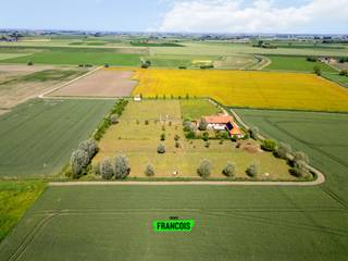 Op zoek naar rust, ruimte en een uitzonderlijke ligging op een boogscheut van de kust en Nieuwpoort? Dan is dit pareltje in Lampernisse precies wat...