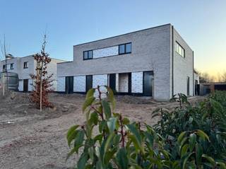 A vendre : 8 maisons nouvellement construites à Kemzeke - Voorhout 51À Voorhout 51, à Kemzeke, huit maisons neuves seront mises sur le marché. Chacune d'entre elles dispose d'un abri pour voiture, d'un jardin privé et de deux ou trois chambres à coucher. Les maisons font partie d'un projet contemporain qui met l'accent sur la lumière, l'espace et l'efficacité énergétique.La situation est agréable : dans un quartier résidentiel avec un accès facile au centre de Kemzeke, aux réserves naturelles avoisinantes et à la bretelle de l'autoroute E34 vers Saint-Nicolas ou Anvers. Une situation idéale pour ceux qui souhaitent vivre au centre sans être au cœur de l'agitation.Chaque maison est réalisée avec des matériaux durables, dispose d'un espace de vie ouvert avec beaucoup de lumière et répond aux normes énergétiques actuelles. Grâce à un agencement bien pensé, les maisons conviennent aux primo-accédants, aux jeunes familles ou à ceux qui recherchent une vie confortable et compacte.Curieux de connaître les plans ou d'obtenir plus d'informations ? N'hésitez pas à nous contacter. Vivre à Kemzeke n'a jamais été aussi pratique et contemporain.N'hésitez pas à me faire part d'avantages spécifiques, de prix ou d'une date d'achèvement prévue.