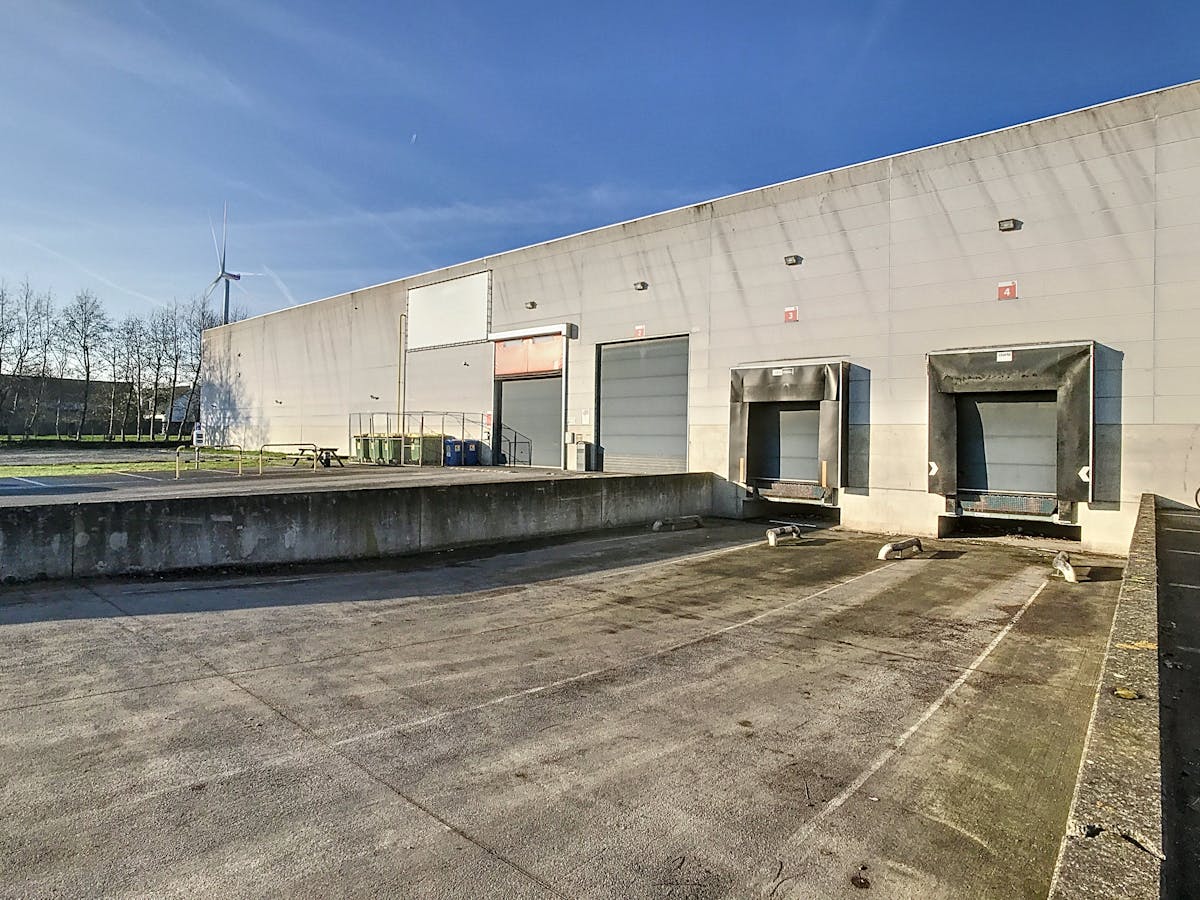 Bâtiment commercial d'environ 6000m² avec quais de chargement à proximité de l'autoroute - photo 3