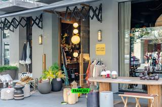 Ben je op zoek naar een unieke kans om een winkelpand te kopen op een toplocatie? Dan is dit jouw kans! Dit aantrekkelijke en goed onderhouden pand is ideaal voor ondernemers die willen investeren in een winkel, kantoor, of andere commerciële doeleinden.<br /><br /> <br /><br />Kenmerken van het pand<br /><br />Locatie: Lombardsijdestraat – gelegen in een drukbezochte omgeving met veel voetgangersverkeer en naast de nieuwe Dienst van Toerisme. Ideaal voor zichtbaarheid en klanten aantrekkelijkheid. <br /><br />Oppervlakte: 155m met een efficiënte indeling die veel mogelijkheden biedt voor diverse bedrijfsactiviteiten. Daarnaast is er ook de mogelijkheid tot uitbreiden naar 185m met een terrasaanbouw.<br /><br />Indeling: inkom op het gelijkvloers met twee winkel verdiepen achteraan.<br /><br />Met berging en apart toilet<br /><br />Voorzieningen: grote etalage, opslagruimte, toilet, keuken.<br /><br /> <br /><br />Dit pand biedt een uitstekende kans voor zowel investeerders als ondernemers. Interesse? Neem contact op voor meer informatie of een bezichtiging!