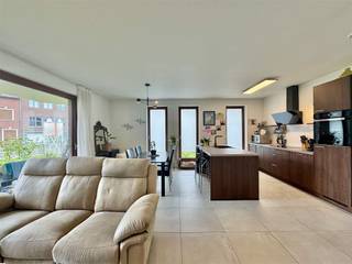 <br /><p>Situé dans la résidence contemporaine et élégante de <i>Vredebrug</i>, cet appartement récent au rez-de-chaussée se distingue par son confort, sa luminosité et son espace. Le grand atout de cet appartement est sans aucun doute l'abondance de lumière naturelle combinée au jardin spacieux et facile d'entretien - un endroit idéal pour profiter de la paix et de l'intimité au milieu de la vie moderne.</p><p>En entrant dans le hall d'entrée, vous êtes immédiatement plongé dans un sentiment d'espace et de luminosité. La salle de séjour lumineuse avec de grandes fenêtres est reliée à une cuisine ouverte entièrement équipée, parfaite pour des moments agréables en famille ou entre amis.</p><p>L'appartement comprend deux chambres spacieuses, une salle de bains moderne avec baignoire et douche, des toilettes séparées et une pièce de rangement pratique. En outre, l'appartement dispose d'une spacieuse pièce de rangement au sous-sol, idéale pour un stockage supplémentaire.</p><p>La mobilité et le confort sont également assurés par la présence d'un garage fermé et de pas moins de trois emplacements couverts pour les vélos.</p><p>Cet appartement de plain-pied allie une architecture moderne à un espace de vie fonctionnel et constitue un excellent choix pour ceux qui recherchent un logement confortable et élégant avec tous les atouts de la vie contemporaine.</p>