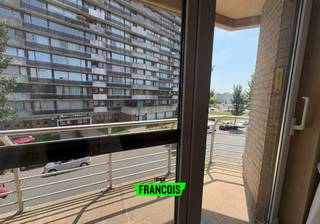 Op een uitstekende locatie in de geliefde Vuurtorenwijk (Opex) te Oostende bevindt zich dit zeer ruime en lichtrijke 2-slaapkamerappartement. Gelegen in een rustige en verzorgde residentie, biedt dit appartement alle comfort voor wie op zoek is naar aangenaam wonen op een vlot bereikbare locatie.<br /><br />Dankzij de nabijheid van tram- en bushaltes geniet u van een uitstekende verbinding met het centrum van Oostende en de omliggende gemeenten.<br /><br />Indeling:<br /><br />Ruime en lichtrijke woonkamer<br /><br />Volledig uitgeruste keuken<br /><br />Twee volwaardige slaapkamers<br /><br />Badkamer voorzien van zowel een douche als een ligbad<br /><br />Praktische berging<br /><br />Fietsenberging aanwezig<br /><br />Het appartement werd steeds zeer goed onderhouden en verkeert in uitstekende staat.<br /><br />Huurprijs: € 800/maand<br /><br />Voorschot gemeenschappelijke kosten: € 100/maand (inclusief waterverbruik en onderhoud algemene delen)<br /><br />Interesse in dit instapklare appartement? Neem vandaag nog contact op voor meer informatie of een bezichtiging. Beschikbaar vanaf onmiddellijk!<br /><br />
