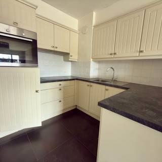 Wij vragen u vriendelijk NIET te bellen, maar u uitsluitend aan te melden via deze portaalsite of via e-mail met vermelding van referentie Zilverschoon 7/11. Wij ontvangen steeds zeer veel kandidaturen en kunnen de aanvragen anders niet met de nodige zorg behandelen.

Dit verzorgd appartement is gelegen op de tweede verdieping van de rustige en aangename residentie Zilverschoon, aan de Dr. Paul Janssenlaan 7 bus 11. De residentie bevindt zich op een mooie, groene site met parktuin en is gunstig gelegen nabij het centrum en diverse voorzieningen. In het gebouw is een lift aanwezig.

Het appartement beschikt over een inkomhal, een lichtrijke leefruimte, een keuken met keukeneiland en aansluitende keukenberging, twee volwaardige slaapkamers, een badkamer en een apart toilet. Aansluitend aan de leefruimte bevindt zich een aangenaam terras.

Een ondergrondse autostaanplaats is inbegrepen in de huurprijs. De vaste maandelijkse kosten bedragen 50 EUR.
