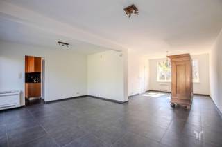 Deze rustig gelegen woning bevindt zich net buiten de stadskern en op wandelafstand van scholen, winkels en openbaar vervoer. Dankzij de gunstige ligging geniet u van een rustige woonomgeving met alle voorzieningen binnen handbereik. De woning is als volgt ingedeeld: Gelijkvloers: een inkomhal, een lichtrijke woonkamer, een functionele keuken en een inpandige garage. Eerste verdieping: een nachthal, 4 slaapkamers met ingemaakte kasten, grootste slaapkamer is voorzien van een dressing badkamer uitgerust met een inloopdouche.Verder beschikt de woning over een oprit voor 2 wagens en een garage, zodat er voldoende parkeergelegenheid is.Achteraan kunt u heerlijk ontspannen in de zonnige, zuidgerichte tuin met aangenaam terras – de ideale plek om in alle rust van het buitenleven te genieten.Woning wordt verwarmd met warmtepomp en is voorzien van een ventilatiesysteem. Voor meer info of een bezoek: 0494 03 02 86.