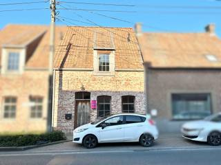 Deze woning is gelegen op een steenworp van het centrum van Staden.<br /><br /><span>De woning is ingedeeld als volgt: </span><br />Op de gelijkvloerse verdieping: inkomhal met gastentoilet, zeer ruime berging, lichtrijke woonkamer met open keuken en zonnige tuin.<br />Op de eerste verdieping: 3 slaapkamers en een badkamer (bad, douche, toilet en dubbele wastafel).<br />De woning beschikt eveneens over een zolder.<br /><br />PLUSPUNTEN: <br />- ENERGIEZUINIG <br />- 3 SLAAPKAMERS <br />- ZONNIGE TUIN<br /><br />Beschikbaar vanaf 1/01/2027
