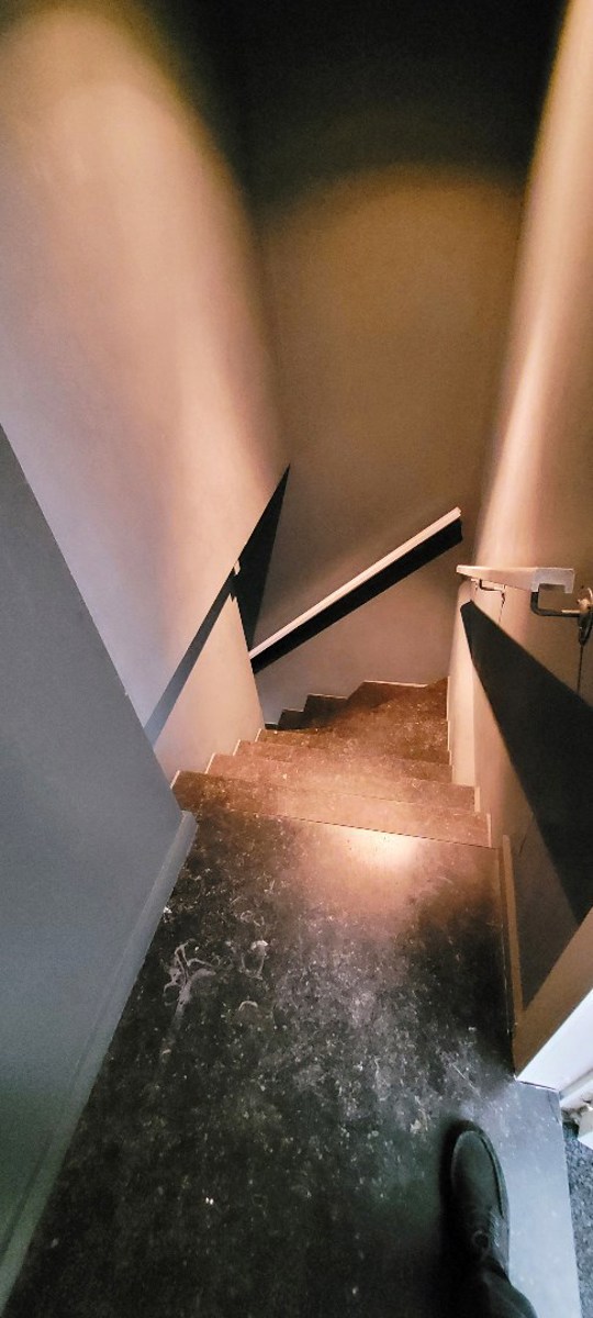 Ruim duplex appartement met royaal terras boven de levendige drukte van een café. Biedt het gemak om alles dicht in de buurt te hebben. - foto 4