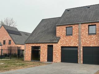 Deze charmante landelijke nieuwbouwwoning is gelegen vlakbij het centrum van Maldegem. <br />De tuin is oostelijk georiënteerd en kijkt op de nieuw aangelegde groenzone. <br />De woning geniet van een optimale woningindeling met op het gelijkvloers een inpandige garage, een inkomhal met gastentoilet en een lichtrijke leefruimte met open keuken. <br />Op de eerste verdieping bevinden zich 3 slaapkamers, een dressing en een badkamer met bad + inloopdouche. De praktische zolder is toegankelijk met een uitschuifbare zoldertrap. Deze woning is ondertussen in volle opbouw, de afwerking kan door u zelf of door ons gebeuren. Standaard zijn sowieso energiezuinige technieken inbegrepen: er is geluidswerende beglazing, een warmtepomp, ventilatie D en vloerverwarming op beide verdiepingen voorzien. <br /><br />Zie jij jezelf hier wonen? We begeleiden je graag op weg naar je nieuwe (t)huis. Contacteer ons 0470 50 50 50 of info@futurimmo.be.