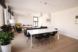 Op zoek naar een centraal gelegen appartement met 2 ruime slaapkamers en terras, in het hartje van Leuven? Dan is dit een absolute aanrader!<br /><br />Dit luxueus afgewerkte appartement bevindt zich in het centrum van Leuven, op een boogscheut van de Grote Markt. Het appartement is te bereiken via trap of lift en bevindt zich op de eerste verdieping. U komt binnen in een ruime inkomhal met plaats voor vestiaire. Daarnaast is er een lichtrijke leefruimte met een aansluitend groot, zuidwest georiënteerd terras. Verder is er een open en geïnstalleerde keuken (inclusief microgolfoven, vaatwasser, frigo, keramische plaat met 4 vuren, dampkap, 2 wastafels en inbouwkasten). Via de nachthal vinden we twee slaapkamers (respectievelijk m² en m²)  met inbouwkasten. De badkamer omvat een douche, bad en lavabomeubel. Ook is er een aparte berging voorzien met de nodige aansluitingen voor wasmachine en droogkast. Ondergronds is er een autostaanplaats inbegrepen en 2 fietsenplaatsen. De gordijnen en verlichting zijn overal aanwezig in het appartement. <br /><br />De uitstekende EPC-score (label B) zorgt voor een comfortabele en energiezuinige woonervaring. Een unieke kans om te wonen op een plek waar kwaliteit, comfort en uitzicht samenkomen.<br /><br />Het appartement is beschikbaar vanaf 1/04/2026 met een huurprijs van €1475 + €80 forfaitaire kost voor de gemeenschappelijke kosten waaronder alle verbruik en onderhoud van de gemeenschappelijke delen.  Alle nutsvoorzieningen zijn privatief.<br /><br />Is dit appartement een match? U kan dan een bezoek inplannen via "Bezoekmoment kiezen". Indien u de knop "Bezoekmoment kiezen" niet kan terugvinden, betekent dit dat er momenteel geen bezoekmoment meer wordt georganiseerd. Wij zijn ook bereikbaar via het nummer 016 23 90 81,  elke weekdag tussen 10u en 13u. <br /> 