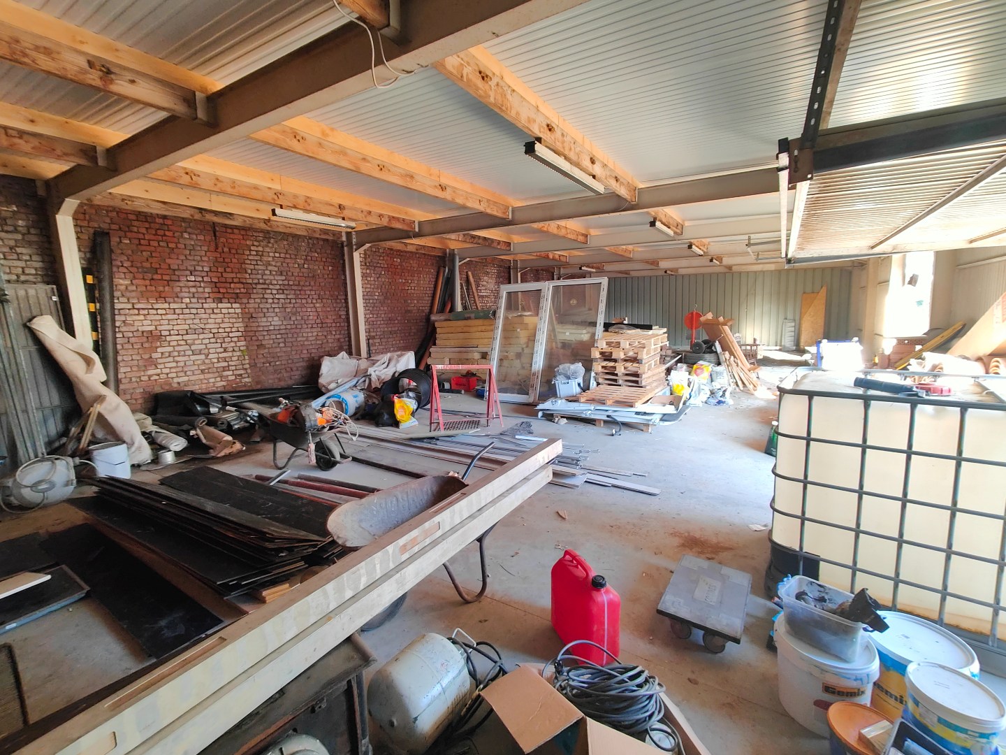 centraal gelegen loods van 220m² met 2 inrijpoorten - foto 2