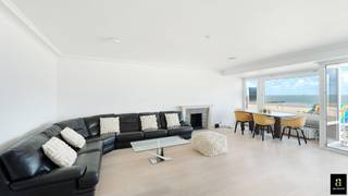 Zonnig 3-slaapkamerappartement met frontaal zeezicht op een toplocatie aan het Albertplein in hartje Zoute.Prachtig appartement met zeezicht en...