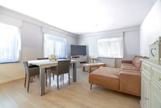 Découvrez cet appartement lumineux et prêt à vivre de deux chambres situé au centre de Heist, à distance de marche de la digue et à proximité de toutes les commodités.<br /><br />Disposition :<br />- Salon spacieux et lumineux.<br />- Cuisine ouverte rénovée.<br />- Première grande chambre.<br />- Deuxième chambre entièrement aménagée.<br />- Salle de bains rénovée avec finitions modernes.<br />- Toilettes invités séparées.<br />- Débarras pratique.<br />- Local à vélos commun (facile d'accès).<br />- Cave.<br /><br />Intéressé ? Contactez-nous pour une visite.