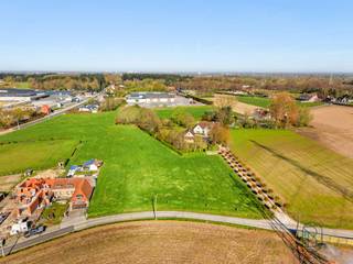 Bouwgrond met prachtige zichten, voor villabouw gelegen in groene omgeving!Op zoek naar de perfecte plek voor jouw droomvilla? Wij bieden deze mooi gelegen bouwgrond aan in de Kasteelstraat, Wortegem-Petegem, met een prachtig open zicht op de omliggende velden. Ideaal gelegen in een rustige, landelijke omgeving nabij het kasteeldomein van Petegem, op korte afstand van lokale voorzieningen. Lot 1: 1.027 m², Lot 2: 1.030 m²Lot 3: VerkochtBouw jouw woning volledig naar wens: van ruwbouw wind- en waterdicht tot volledig sleutel-op-de-deur afgewerkt, binnen jouw budget.*Wordt verkocht met bouwverplichting.Voor meer informatie, mail naar emiel@immobeguin.be