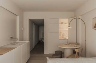 Appartement met zuidgericht terras en uniek zeezicht<br /><br />Ben je op zoek naar een unieke stek aan de kust waar je kunt genieten van verfijnd wooncomfort en adembenemende zonsondergangen? <br />Dan is dit appartement op een toplocatie in het centrum van Middelkerke een zeldzame opportuniteit! <br /><br />In dit architecturale pareltje, dat plaats biedt aan vier personen, gaan comfort en design hand in hand. TJIP architecten zorgde voor het originele en doordachte ontwerp, Waeles Puur Maatwerk vertaalde het concept in verfijnd meubilair en een high end afwerking.<br /><br />De lichtrijke leefruimte sluit naadloos aan op het zuidwest-gericht terras waar je verwend wordt met een fantastisch uitzicht: de zee, het Epernayplein, en het iconische SILT casino.<br />Kortom, de ideale setting om het ‘upcoming’ Middelkerke vanop de eerste rij te beleven. Perfect als tweede verblijf of als rendabele en zorgeloze investering in een trendy badstad. <br /><br />Dit instapklare appartement op de eerste verdieping heeft ook een private kelderberging. Er is een lift voorzien in het gebouw en er is gemeenschappelijke ophaling van afval. <br /><br />Deze extra's zijn in de prijs inbegrepen:<br />- dubbel met bed met matras en opbergfunctie<br />- stapelbed op maat met matrassen<br />- buitentapijt op maat voor terras<br />- plantenbakken met duingrassen op terras<br /><br />Het aanwezige designmeubilair en de zorgvuldig uitgekozen accessoires zijn optioneel beschikbaar voor overname.
