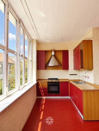 <p><span>Ghent - Goudstraat 1F: Looking for a </span><span>unique apartment in the heart of Ghent?</span><span> Then this property might be just what you're looking for. </span></p><p><span> </span></p><p><span>The main highlights at a glance: </span></p><ul><li><span>Industrial vibe thanks to its location in a former warehouse</span></li><li><span>Very bright thanks to large windows</span></li><li><span>Located in Ghent’s city center </span></li></ul><p><span> </span></p><p><span>Layout: </span></p><p><span>Entryway with toilet, living area with kitchen (partially open) equipped with an oven, range hood, and stovetop, separate sleeping area, bathroom (vanity, shower, and washing machine hookup). Secure bike storage available.</span></p><p><span>A great opportunity for anyone looking for an apartment in a unique building in the center of Ghent!<br /><br /></span></p><p><span>Residency required. Available starting July 1, 2025.</span></p><p><span>Rent: € 875 + € 100 (common area fees, heating, and water); electricity billed separately.</span></p><p><span> </span></p><p><span>Contact Axel Lenaerts Real Estate to schedule a viewing via our website.</span></p><p><span> </span></p>