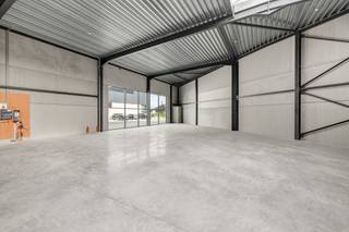 Ontdek dit gloednieuw KMO Project Gruuthuse in Oostkamp.<br /><br />Gelegen op strategische locatie in centraal West-VLaanderen van Project Gruuthuse. Momenteel zijn bepaalde project bezig de laatste afwerking, met variërende oppervlaktes tussen de 550m² en 1.107m². Ideaal voor bedrijven die op heden te kampen hebben met plaats te kort of als investering.<br /><br />Onmiddellijk beschikbaar of beschikbaar binnen korte termijn!<br /><br />- De KMO-units worden casco afgeleverd met een vrije hoogte tussen de 6,9m en 12m <br />- Verschillende optiepakketten zijn mogelijk.<br />- Voor iedere site zijn er telkens ook parkeermogelijkheden voorzien.<br />- Vloer in gepolierde industriële gewapende betonplaat<br />- Lichtstraat voorzien uit meerwandige polycarbonaat platen met aluminium profielen<br />- Aluminium schrijnwerk met elektronische sectionale poort<br /><br />Contacteer Simon op het nummer 0498 12 37 08 of mail naar simon@vicusvastgoed.be