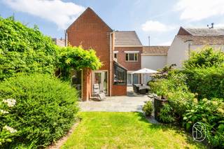 Te koop: ruime, instapklare en karaktervolle gezinswoning met 4 slaapkamers en zonnige tuin en loods!Statige woning met behoud van authenticiteit en charme met een bewoonbare oppervlakte van 280 m², gelegen op een perceel van 646 m² en combineert ruimte, comfort en een centrale ligging tussen Waregem en Kortrijk. De woning werd doorheen de jaren vernieuwd en energiezuiniger gemaakt met onder meer 14 zonnepanelen en een laadpaal.Indeling: via de royale inkomhal met gastentoilet bereikt u de gezellige leefruimte met haard, de droge kelder en de recente leefkeuken met kwalitatieve Miele-toestellen en zicht op de tuin. Op de eerste verdieping bevinden zich een bureauruimte (of slaapkamer), een badkamer en drie ruime slaapkamers. Eén slaapkamer geeft toegang tot een extra kamer die kan dienen als vijfde slaapkamer of dressing. Via een vaste trap bereikt u de volledig geïsoleerde zolder, ideaal als extra slaapkamer of hobbyruimte.Buiten geniet u van een volledig afgesloten, zonnige tuin zonder inkijk, een ruime garage met automatische poort en een grote schuur met tal van mogelijkheden.Troeven:- 280 m² bewoonbare oppervlakte- 4 slaapkamers- zonnige, volledig afgesloten tuin- ruime garage en schuur- 14 zonnepanelen en laadpaal- behoud van authenticiteit: moluren, parket, houten trap met details en marmer, ...Voor wie is dit ideaal?Ideaal voor gezinnen of wie op zoek is naar een ruimte of voor zelfstandigen.Bezoek na afspraak via: charlotte@immobeguin.be