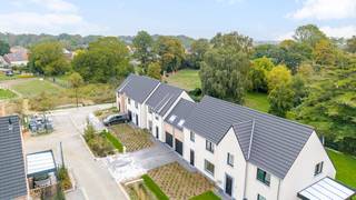 <strong>Nouveau projet résidentiel – Rue de la Muserie</strong><br /><br />Découvrez notre nouveau projet résidentiel comprenant 16 maisons énergétiques situées dans un clos paisible, idéal pour les familles.<br />Lots 17-21 bientôt disponibles
<ul>
<li>Style rural avec une architecture authentique</li>
<li>3 ou 4 chambres, selon vos besoins</li>
<li>Excellente performance énergétique pour un confort optimal</li>
<li>Carport ou garage intégré</li>
<li>Environnement calme et central</li>
<li>Finitions personnalisables</li>
</ul>
Envie d’en savoir plus ou de visiter notre maison témoin ? Contactez-nous dès maintenant !<br />