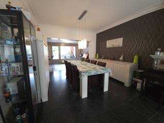 Deze energiezuinige en lichtrijke woning is gelegen in de rustige bloemenwijk op 100 meter van het gemeentelijk park in Boom. Het huis geniet van een vlotte bereikbaarheid naar de A12, E19 en openbaar vervoer. Daarnaast bevindt de woning zich in de directe omgeving van scholen, winkels en het openbaar domein De Schorre. Ideaal voor een gezin dat houdt van het buitenleven. Indeling:Gelijkvloers: Inkomhal met vestiaire, die directe toegang geeft tot het toilet en de ruime woonkamer met airco en zicht op de tuin. De open en volledig uitgeruste keuken is voorzien van een lichtkoepel, een Smeg gasfornuis, vaatwasser en koelkast. De keuken grenst aan een praktische bijkeuken met ingemaakte kasten en plaats voor wasmachine en droogkast.Eerste verdieping: Op de eerste verdieping bevinden zich 3 slaapkamers van 15m², 10m² en 11m², evenals een recent vernieuwde badkamer met inloopdouche, lavabo en handdoekdroger.Via de trap bereikt u de zolder die nog verder afgewerkt kan worden. De zolder beschikt over extra bergruimte en een vierde slaapkamer. De kelder is zowel via de bijkeuken als de buitentoegang bereikbaar en is voorzien van een waterontharder.De tuin van de woning is een echte troef: een groot terras, een ruime groene tuin en een deels overdekte inpandige berging maken dit de ideale plek om te ontspannen of om kinderen veilig te laten spelen.BELANGRIJK: de prijs is een instelprijs. Afspraak via dewaele.com!