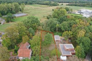 Droomt u van een vrijstaande woning op een ruim perceel, met een groene omgeving én een centrale ligging? Dit perceel van 1.342 m², gelegen tussen Halle-Zoersel en Zandhoven, biedt alle ruimte om een woning op maat te realiseren.

Het perceel omvat circa 1.000 m² bouwgrond. Het achterste gedeelte van circa 342 m² dient als groenzone behouden te blijven en vormt een mooie overgang naar het aangrenzende agrarische landschap.

Dankzij de open velden aan de achterzijde geniet u van een bijzonder aangenaam en landelijk uitzicht. Tegelijkertijd bevindt het perceel zich op een vlot bereikbare locatie, met een goede verbinding naar de omliggende gemeenten en belangrijke verkeersassen.

Stedenbouwkundige mogelijkheden:

Op het perceel kan een vrijstaande eengezinswoning worden opgericht met volgende afmetingen:

- een bouwbreedte tussen 8 en 14 meter;
- een maximale bouwdiepte van 17 meter;
- de mogelijkheid om een bijgebouw tot 75 m² te voorzien.

De combinatie van een royale perceeloppervlakte, ruime bouwmogelijkheden en een groen achteraanzicht maakt deze bouwgrond bijzonder interessant voor wie op zoek is naar rust, vrijheid en wooncomfort.

Voor de volledige bouwvoorschriften of bijkomende informatie kan u contact opnemen via info@verbiestvastgoed.be