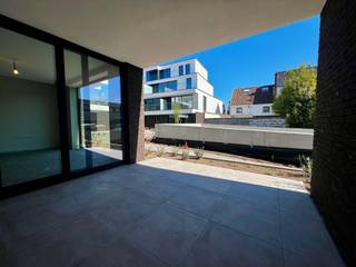 <span><span>Met trots presenteren wij u Postiljon, een <strong>uniek woonproject </strong>dat <strong>moderne architectuur</strong> en <strong>duurzaamheid</strong> perfect combineert. Gelegen in het bruisende centrum van Kruishoutem, biedt Postiljon een oase van <strong>rust en comfort</strong>. <strong>Verlaagd BTW-tarief van 6% is hier mogelijk! </strong><br /><br /><span><strong>Architectuur en Leefruimte</strong></span><br />Postiljon bestaat uit <strong>twee elegante gebouw</strong>en met een <strong>hedendaagse uitstraling</strong>, gekenmerkt door <strong>grote raampartijen</strong> die zorgen voor een overvloed aan natuurlijk licht. Tussen de gebouwen vindt u een <strong>groene binnentuin</strong> met een open karakter, perfect voor ontspanning en sociale interactie. Daarnaast zijn de gebouwen voorzien van <strong>groendaken</strong> en een <strong>groengevel</strong>, die niet alleen esthetisch aantrekkelijk zijn, maar ook bijdragen aan de <strong>biodiversiteit</strong> en <strong>energie-efficiëntie</strong>. De afwerking gebeurt met kwalitatieve materialen die voldoen aan de hedendaagse comforteisen.<br /><br /><span>Woonopties:</span><br />- 9 appartementen in gebouw A<br />- 15 appartementen in gebouw B<br />- <strong>Nog slechts enkele appartement beschikbaar!</strong><br />- Elk appartement beschikt over een <strong>ruim buitenterras</strong><br /><br /><span><strong>Duurzaamheid en Comfort</strong></span><br />Alle appartementen zijn ontworpen volgens de BEN-normen (<strong>Bijna Energie Neutraal</strong>), wat zorgt voor een minimale <strong>ecologische voetafdruk</strong> en <strong>maximaal comfort.</strong> <br /><br /><span>Energiezuinige voorzieningen:</span><br />- <strong>Warmtepomp</strong> voor efficiënte verwarming<br />- <strong>Zonnepanelen</strong> voor eigen energieproductie<br />- <strong>Vloerverwarming</strong> voor gelijkmatige warmteverdeling<br />- <strong>Passieve koeling</strong> voor aangename temperaturen in de zomer<br /><br /><strong><span>Investering in de Toekomst</span></strong><br />Postiljon is niet alleen ideaal voor <strong>eigen bewoning</strong>, maar biedt ook uitstekende mogelijkheden voor <strong>investeerders</strong>. De combinatie van een <strong>centrale locatie, duurzame technologieën en moderne voorzieningen</strong> maakt dit project een slimme keuze voor de toekomst.<br /><br /><span><span><strong>Parkeergemak</strong></span></span><br />Voor extra comfort zijn er <strong>ondergrondse staanplaatsen</strong> voorzien, zodat u altijd verzekerd bent van een veilige parkeerplek voor uw voertuig. <br /><br />Laat u inspireren en ontdek hoe Postiljon uw dromen van <strong>duurzaam en comfortabel wonen</strong> kan waarmaken. Neem vandaag nog contact met ons op voor meer informatie! <strong>Contacteer Sarah via sarah@stellarimmo.be of bel 0476/37.42.67.</strong><br /></span></span>
<div></div>
<div></div>