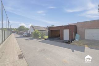 <p><strong>Vlamertinge – Ruime gezinswoning met 3 slaapkamers, dubbele garage en uitweg achteraan</strong></p><p>Op zoek naar een ruime woning met tal van mogelijkheden? Deze gezinswoning in Vlamertinge biedt een praktische indeling, veel bergruimte en een leuke tuin.</p><p><strong>Indeling gelijkvloers:</strong></p><ul><li>Inkomhal</li><li>Lichtrijke leefruimte</li><li>Keuken</li><li>Badkamer voorzien van een ligbad</li><li>Toilet</li><li>Wasplaats</li><li>Veranda met zicht op de tuin en overdekte ruimte.</li><li>Kelderverdieping aanwezig!</li></ul><p>Daarnaast beschikt de woning over een <strong>dubbele garage</strong> en een <strong>uitweg langs achter</strong>, wat zorgt voor extra comfort en een vlotte bereikbaarheid.</p><p><strong>Verdieping:</strong></p><ul><li>3 volwaardige slaapkamers</li><li>Zolder met extra opbergmogelijkheden of potentieel voor verdere inrichting</li></ul><p>Interesse? Neem gerust contact op voor meer informatie of een bezoek ter plaatse.</p>