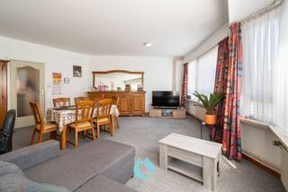 Gelegen aan de levendige Grote Markt van Zelzate met op maandag de wekelijkse markt, bieden wij u dit goed onderhouden en lichtrijke appartement...