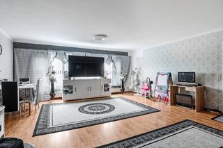 Appartement gelegen in hoekgebouw op centrale locatie, vlakbij invalswegen en openbaar vervoer. Inkomhal met gastentoilet, keuken met toegang...