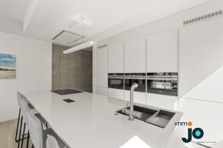 Dit prachtig gerenoveerde hoekappartement  is gelegen op een topligging in het bruisende Oostende, vlak bij het strand, de Zeedijk, het Casino,...
