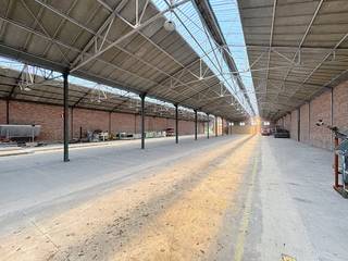 Surface : 1 390 m², réservée au stockage.L'électricité de base est disponible.Grâce à la lucarne existante, l'entrepôt bénéficie de beaucoup...