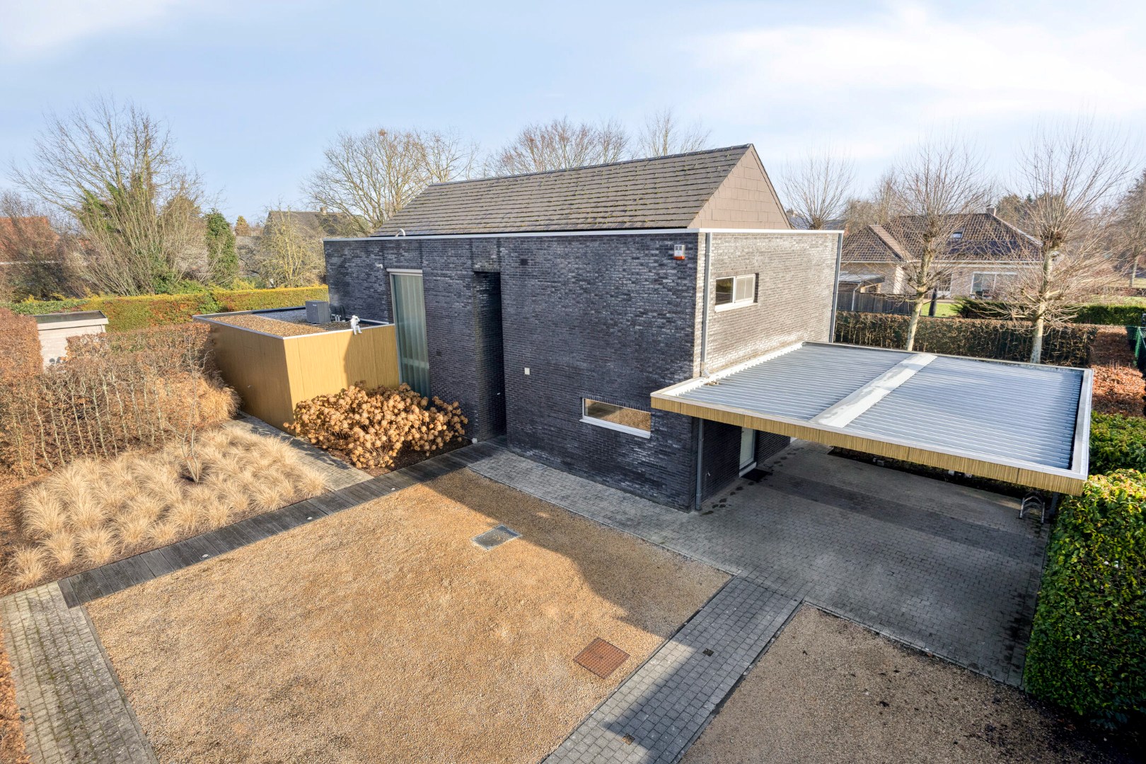 Moderne, ruim ingedeelde woning op een mooi perceel van 13 are met zwembad. - foto 2