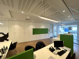 Deze recent ingerichte kantoorruimte van ca. 120 m² bevindt zich op het gelijkvloers van een voormalig Argenta-bankkantoor aan de Morekstraat te Gent.<br /><br />Het pand omvat een representatieve inkomhal met balie, een ruim landschapskantoor, twee aparte burelen met maatkasten, een kitchenette en twee sanitaire ruimtes.<br />Daarnaast beschikt het kantoor over airconditioning, een alarmsysteem en een ruime archiefkelder van ca. 50 m².<br /><br />Achteraan het gebouw bevinden zich 4 privatieve parkeerplaatsen.<br /><br />Uitstekend gelegen nabij de R4, Evergemsesteenweg en Wiedauwkaai, met een vlotte verbinding naar Gent en de haven.<br /><br />Onmiddellijk beschikbaar.<br /><br />Een ideale locatie voor ondernemingen die op zoek zijn naar een professionele en vlot bereikbare werkplek.