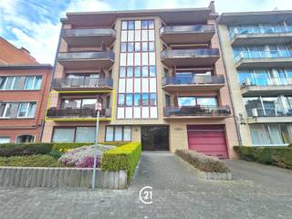 Lichtrijk appartement met ruim terras en mogelijkheid tot 3 slaapkamers Virtuele toer https://my.matterport.com/show/?m=hhMyeu7GSbMIn een residentieel gebouw bevindt zich dit ruime en lichtrijke appartement van 109 m², aangevuld met 15 m² terrassen. Het appartement beschikt over twee royale slaapkamers (21 m² en 15,5 m²), met de mogelijkheid een derde slaapkamer te creëren, zoals oorspronkelijk voorzien. Alle kamers geven toegang tot het terras met een mooi open zicht. De lichtrijke leefruimte met grote raampartijen en elektrische rolluiken biedt directe toegang tot het terras aan de straatkant. De open, volledig uitgeruste keuken sluit hier perfect bij aan. Daarnaast omvat het appartement een inkomhal met beveiligde deur en ingemaakte kasten, een praktische wasplaats, een douchekamer met bidet en dubbele wastafel, en een apart gastentoilet.Technische kenmerken:EPC: EDubbele beglazing (ALU)Elektrische verwarmingBeveiligde deur & videofoonMaandelijkse lasten: €203 (inclusief provisie water) Kelder inbegrepenAutostaanplaats beschikbaar aan €25.000 Bent u op zoek naar een ruim en instapklaar appartement met terrassen? Contacteer ons voor een bezoek!