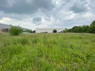 Te bouwen logistieke hal / productieruimte vanaf 3.000 tot 4.500 m² met kantoren naar keuze op 8.900 m² terrein te huur. Aantal laadkades,...