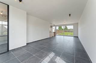 𝗪𝗲𝗹𝗸𝗼𝗺 | 𝗡𝗼𝗰𝘁𝘂𝗿𝗻𝗲 | 𝟭𝟱 𝗱𝗲𝗰𝗲𝗺𝗯𝗲𝗿 | 𝟭𝟴.𝟯𝟬 - 𝟮𝟬.𝟯𝟬 𝘂𝘂𝗿
Deze charmante, landelijk nieuwbouwwoning vind je aan de Gravestraat in Wingene. Je woont er op fietsafstand van winkels, scholen en openbaar vervoer. Bovendien geniet je van een vlotte verbinding via de oprit van de E40 in Beernem.
Deze nieuwe woning beschikt over: een inkomhal, een ruime woon- en eetkamer met veel lichtinval, een -naar eigen keuze ingerichte- open keuken, een berging, 3 slaapkamers, een functionele badkamer en een afzonderlijk toilet boven. De woning is momenteel volledig afgewerkt, snel verhuizen is mogelijk.
Het gebruik van een warmtepomp, in combinatie met vloerverwarming en zonnepanelen zorgt ervoor dat jouw toekomstige energiefactuur onder controle blijft.
Contacteer ons voor meer info of een bezoek ter plaatse.