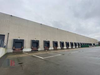 Logistiek pand te huur, bestaande uit een magazijn van 4.373 m² in combinatie met 187 m² kantoorruimte.Gelegen nabij Luchthaven Luik, met directe...