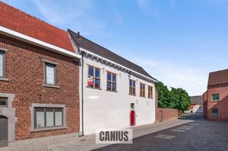 <p><span>MAISON IMPOSANTE AVEC 3 CHAMBRES ET TERRASSE </span></p><p><span> </span></p><p><span>C'est à la périphérie de Saint-Trond, dans le quartier du Béguinage, que se trouve cette maison majestueuse. Le principal atout de ce bien est sans aucun doute son emplacement ! Nous sommes à quelques pas du domaine Speelhof et du centre-ville animé de Saint-Trond. Les transports en commun et les principales voies d'accès vers Hasselt, Tirlemont et Gingelom se trouvent également à proximité.</span></p><p><span> </span></p><p><span>Cette maison est située sur un terrain facile d’entretien de 1 are 46 centiares et a été récemment rénovée tout en conservant ses éléments authentiques et ses détails uniques dans chaque pièce. Le hall d'entrée majestueux, doté d'un haut plafond, donne accès à la cuisine, au salon, à des toilettes séparées pour les invités et à un débarras qui sert également de buanderie. En montant au premier étage, on découvre un couloir, deux chambres et une salle de bains. Un étage plus haut se trouve le grenier. On y découvre une magnifique charpente en bois qui offre de nombreuses possibilités. </span></p><p><span> </span></p><p><span>Après avoir découvert la maison, nous nous rendons sur l’agréable terrasse où l’on peut se détendre complètement après une journée bien remplie. À cela s’ajoute la présence d’un local à vélos commun et d’un jardin.</span></p><p><span> </span></p><p><span>EN BREF</span><span>:</span></p><p><span>Prix demandé : € 550 000,00</span></p><p><span>Vente soumise aux droits d’enregistrement (2 % ou 12 %)</span></p><p><span>Ce bien chargé d’histoire vous intéresse ? N’hésitez pas à contacter rapidement l’un des collaborateurs de Canius Real Estate pour prendre rendez-vous. Vous pouvez joindre notre agence au 011 36 24 24, à l’adresse  ou via <span>info@canius.be</span></span></p><p><span> </span></p><p><span>*Ces informations sont fournies à titre purement indicatif. Les surfaces mentionnées ne sont qu'approximatives. Canius Real Estate ne peut être tenue responsable de l'exactitude des informations qui lui ont été communiquées. </span></p><p><span><br /><br /></span></p>