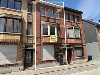 <p><span>Woning met 2 appartementen in het centrum van Sint-Niklaas</span></p><p><span></span></p><p><span>Deze opbrengsteigendom omvat twee verhuurde appartementen en is uitstekend gelegen in het centrum van Sint-Niklaas. Met een geschat huurrendement van circa 4% vormt dit pand een interessante investeringsopportuniteit voor wie op zoek is naar een verhuurd opbrengsteigendom met een centrale ligging.</span></p><p><span></span></p><p><span>Het gelijkvloerse appartement heeft een bewoonbare oppervlakte van ongeveer 65 m² en bestaat uit een aangename leefruimte, keuken, één slaapkamer en een badkamer met ligbad. Als extra troef beschikt het appartement over een terras met achteruitgang.</span></p><p><span></span></p><p><span>Het duplexappartement, gelegen op de eerste en tweede verdieping, omvat een leefruimte met keuken, een lichtrijke living, één slaapkamer en een badkamer met douche. Gedeeltelijk te renoveren.</span></p><p><span></span></p><p><span>Dankzij de centrale ligging, vlak bij de Grote Markt, winkels, scholen, voorzieningen en openbaar vervoer, is de eigendom uitstekend gelegen en biedt ze goede perspectieven op een vlotte verhuurbaarheid en een stabiel rendement.</span></p><p><span></span></p><p><span>Bij interesse of voor meer informatie, neem gerust contact op via 03/778.19.63 of via </span><span>info@immomonsieur.be</span><span>.</span></p><p><span></span></p><p><span>Troeven:</span></p><p><span></span></p><p><span>Woning met 2 verhuurde appartementen</span></p><p><span>Centrale ligging in het hart van Sint-Niklaas</span></p><p><span>Twee verhuurde entiteiten met stabiele huuropbrengsten</span></p><p><span>Interessante investering met een geschat huurrendement van circa 4%</span></p><p><span>Gelijkvloers appartement met terras</span></p><p><span>Gelegen op wandelafstand van de Grote Markt, winkels en openbaar vervoer</span></p>