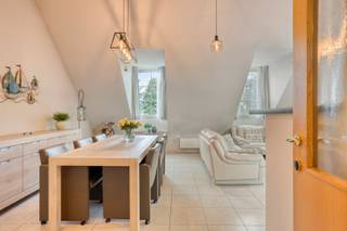 Op de tweede verdieping van een verzorgd en kleinschalig gebouw met lift bevindt zich dit instapklare en lichtrijke appartement. Het appartement biedt een aangename woonoppervlakte en een praktische indeling, ideaal voor wie comfortabel en rustig wil wonen, met alle voorzieningen binnen handbereik.<br /><br />U komt binnen via een ruime inkomhal met gastentoilet en handenwasser. De lichtrijke woon- en eetkamer van maar liefst 34m² biedt biedt ruimte voor een gezellige leefruimte met zit- en eetgedeelte. Aansluitend bevindt zich de halfopen, volledig uitgeruste keuken met elektrisch fornuis, oven, koelkast, vaatwasser en veel opbergruimte.<br /><br />Via de nachthal bereikt u twee volwaardige slaapkamers van respectievelijk 12 m² en 17 m². Vanuit de grootste slaapkamer heeft u rechtstreeks toegang tot het zonnige, zuidgericht terras – een ideale plek om in alle rust van de buitenlucht te genieten. De badkamer is ingericht met een ligbad voorzien van douchescherm, een wastafelmeubel. In de aparte technische berging is er een aansluiting voor een wasmachine, droogkast alsook de recente CV-ketel (bwj 2022).<br /><br />Bij het appartement hoort een privatieve garagebox, verplicht aan te kopen mits meerprijs van 30.000 Euro. Daarnaast kan je gebruik maken van een aparte kelder 5m² en een extra tweede kelderberging van 34m². In 2023 werden de keukentoestellen (vaatwasmachine, kookplaat, oven en koelkast) vernieuwd. In 2024 werd het kraanwerk in keuken en badkamer vernieuwd. Er is een alarminstallatie aanwezig en de voordeur van het appartement heeft een 4 puntslot.<br /><br />Dit appartement combineert een royale indeling met een uitstekende ligging nabij winkels, openbaar vervoer en belangrijke invalswegen. Ideaal voor zowel eigen bewoning als investering!