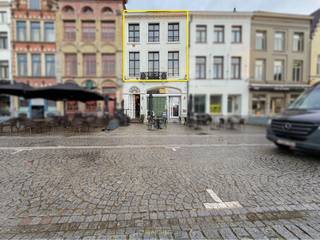 Gelegen op de markt van Oudenaarde, met frontaal uitzicht op het stadhuis, bevindt zich dit stijlvol gerenoveerde duplex-appartement met...