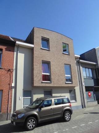 DAKAPPARTEMENTMooi dakappartement in het centrum van Zoersel. Beschr: woonkamer met halfopen keuken, 1 slaapkamer, badkamer. Ruim zonnig terras met...