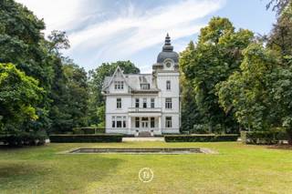 Sur une parcelle exceptionnelle de 1,6 hectare, nichée dans la verdure et pourtant située au centre de Genk, se trouve cette impressionnante...