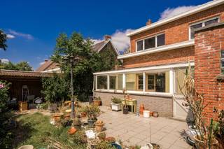 <p><span>Woning met karakter en tal van mogelijkheden om uw eigen woonwensen te realiseren.</span></p><p><span>Gelegen in een rustige, residentiële straat geniet deze woning van een uitstekende ligging, vlakbij groen, scholen, winkels en belangrijke invalswegen. Op de ruime oprit is plaats voor twee wagens en de voortuin biedt alle mogelijkheden om een aangename, groene omgeving te creëren. </span></p><p><span>Via de inkomhal betreedt u de gezellige leefruimte, waar voldoende plaats is voor zowel een comfortabele zithoek als een ruime eethoek. De leefruimte staat in verbinding met de sfeervolle veranda via een authentieke driedelige houten deur. De veranda strekt zich uit over de volledige breedte van de woning en vormt een heerlijke plek om het hele jaar door te genieten van het uitzicht op de groene, zonnige tuin.</span></p><p><span>Naast de leefruimte bevindt zich de keuken, die desgewenst eenvoudig kan worden geïntegreerd tot een open leefkeuken. Aansluitend vindt u een praktische berging met apart toilet en een rechtstreekse toegang tot de garage.</span></p><p><span>De zuidgerichte tuin rondom de woning vormt een ideale omgeving om in alle rust te ontspannen.</span></p><p><span>Op de eerste verdieping bevinden zich drie volwaardige slaapkamers en een badkamer uitgerust met een ligbad, lavabo en toilet. Bovendien beschikt de woning over een zolder en een kelder, die zorgen voor extra opbergmogelijkheden.</span></p><p><span>Dankzij haar karaktervolle uitstraling, ruime indeling en uitstekende ligging vormt deze villa de perfecte basis voor wie op zoek is naar een warme gezinswoning die volledig naar eigen smaak kan worden gerenoveerd en ingericht. (Renovatieplicht)</span></p>