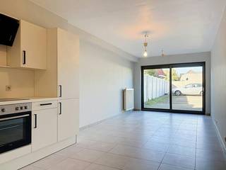 Le moyen le plus rapide pour visiter cet appartement ? Demandez votre visite via le bouton rouge de notre site Web (www.dewaele.com) et vous serez contacté par l'un de nos experts en location. Si vous avez d'autres questions, veuillez nous contacter par téléphone au 0474 49 46 70.<br /><br />Prêt à emménager, appartement d'une chambre au rez-de-chaussée avec un centre-ville à proximité du centre de Roeselare.<br /><br />La disposition de l'appartement est la suivante :<br />- Entrée avec toilettes séparées<br />- Espace de vie<br />- Cuisine équipée avec évier, four et cuisinière avec hotte<br />- Chambre<br />- Salle de bain avec double vasque dans les meubles et douche<br />- Local de rangement avec raccordement pour machine à laver<br />- Cours urbain<br /><br />Caractéristiques supplémentaires :<br />- Appartement prêt à emménager<br />- Faible consommation d'énergie<br />- Situé au centre, à proximité des transports en commun, des commerces, du centre, des écoles,...<br /><br />Possibilité de louer un emplacement (adjacent à la terrasse) : 30 euros/mois<br /><br />Cet appartement à louer à Roeselare vous intéresse ? N'hésitez pas à nous contacter.