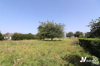 <p><span>Beau terrain à bâtir de ± 1.049 m² avec vue dégagée sur la campagne environnante</span></p><p><span>Situé dans un cadre verdoyant, ce terrain offre un environnement paisible et bucolique, idéal pour y construire la maison de vos rêves. Situé en partie en zone d'habitat à caractère rural et en partie en zone agricole, bénéficiant des caractéristiques suivantes :</span></p><p><span>Caractéristiques principales :</span></p><ul><li><span>Superficie : ± 1.049m²</span></li><li><span>Façade : ± 14 m</span></li><li><span>Profondeur : ± 78 m</span></li><li><span>Terrain plat, facilitant la construction</span></li><li><span>Orientation arrière : Est </span></li></ul><h3><span>Raccordements à prévoir :</span></h3><ul><li><span>Égouttage </span></li><li><span>Eau, électricité, téléphonie, télédistribution </span></li><li><span>Gaz : non disponible</span></li></ul><p><span>Libre de constructeur</span><span> : vous avez toute liberté pour choisir l'entrepreneur de votre choix.</span></p><p><span> </span></p><p><span>Document remis à titre indicatif et non contractuel, sous réserve de modifications</span></p><p><span> </span></p>