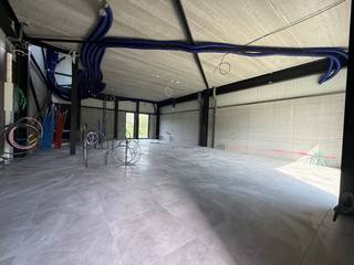 Deze bijzondere loftwoning bevindt zich op een nieuwe bedrijfssite en geniet van een mooi open uitzicht over de velden. De woning is discreet gelegen in de site wordt volledig instapklaar afgewerkt en biedt alle hedendaags wooncomfort met aandacht voor energiezuinigheid. Dankzij het E-peil van 18, de warmtepomp, zonnepanelen en het ventilatiesysteem bent u verzekerd van een comfortabele en duurzame woning.<br />De benedenverdieping is ingericht als volgt: inkomhall, gezellige open leefruimte met geïnstalleerde keuken; je ervaart een instant aangenaam gevoel van ruimte en natuurlijke lichtinval. Aansluitend bevindt zich een onderhoudsvriendelijke tuin met open zicht. Op de bovenverdieping bevinden zich de nachthal, drie volwaardige slaapkamers en een stijlvolle badkamer.<br />Met een grote bewoonbare oppervlakte van ca. 192 m² biedt deze woning een sublieme verhouding prijs/kwaliteit. Bovendien is één parkeerplaats inbegrepen in de prijs en bestaat de mogelijkheid om een tweede parkeerplaats aan te kopen voor € 2.500, exclusief kosten. Deze unieke woning is de ideale keuze voor wie op zoek is naar een moderne, lichtrijke en energiezuinige woonst met een bijzondere ligging. Voor meer informatie, contacteer Sebastien op het nummer 0477 09 09 09. <br />