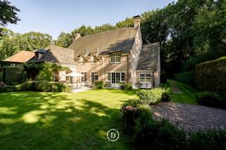 Deze landelijke villa ontworpen architect Bart François op een perfect georiënteerd perceel van 2730 m² heeft 4 slaapkamers, 2 badkamers en een...
