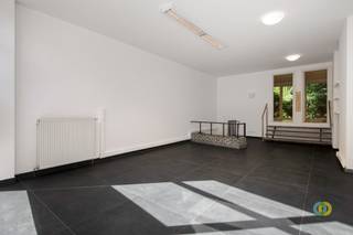 <p><span>This ground floor commercial space features a functional and versatile layout, ideal for a variety of professional activities. The commercial space on the ground floor has an area of 34.5 m² and can perfectly serve as a retail space, reception or client reception area. In addition, there are two separate rooms of approximately 13.5 m² each, which can be used flexibly as office space, practice space, consultation room, treatment room or meeting room. On the -1 level there is a stock room with an adjoining checkroom, providing additional practical storage and comfort options. This combination of commercial space, office/practice spaces and storage makes the property ideally suited for a liberal profession, service activity or commercial business. </span></p>