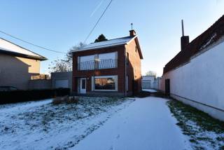 HOB bebouwing op 598m² te Adegem met op het gelijkvloers inkom, leefruimte , eetplaats, gastentoilet, keuken met dubbele spoelbak, kookplaat, dampkap, koelkast, vaatwasser en oven, veranda, badkamer met ligbad, douche, toilet, handdoekdroger en lavabo met meubel, wasplaats / berging met afvoer voor wasmachine. <br />Op de verdieping zijn er 3 slaapkamers en een toilet.<br />Er is een zuidoost georiënteerde tuin en een oprit voor meerdere wagens en een dubbele garage.<br />Ramen in PVC en ALU met hoog rendement beglazing en dubbel glas, verwarming op aardgas.<br /><br />EPC-label F : 517 kWh / (m² jaar)<br />Huurprijs € 895 / m. <br />Beschikbaar vanaf 01.03.2026<br /><br />* BEZOEKMOMENT woensdag 28 januari tussen 15u30 en 17u00 *<br /><br />Gelieve ons per MAIL te contacteren om uw bezoek in te plannen. <br />📧 betty@zakenkantoor-roels.be 🌐 www.zakenkantoor-roels.be<br />Telefonisch plannen wij GEEN afspraken in.